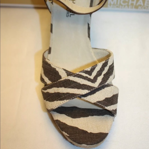 New! Michael Kors mocha tiger canvas wedge sandals - Picture 4 of 8